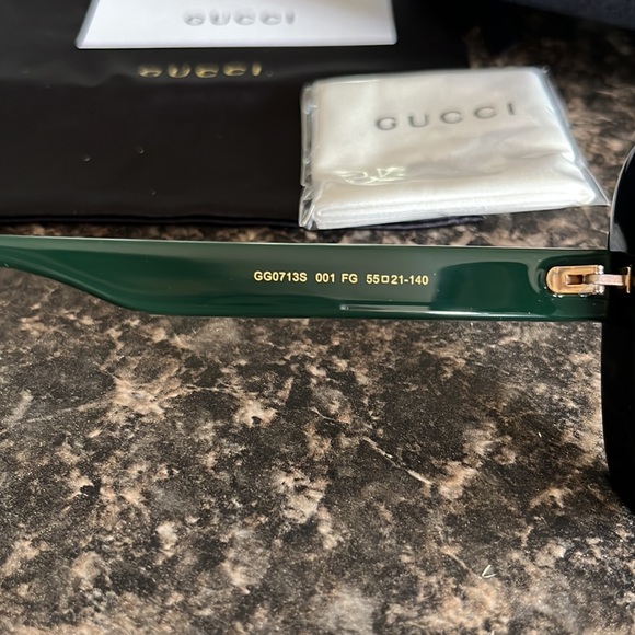 Like New GUCCI square sunglasses - Picture 9 of 11